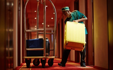 Service de porteur : Aide avec les bagages et demandes des clients